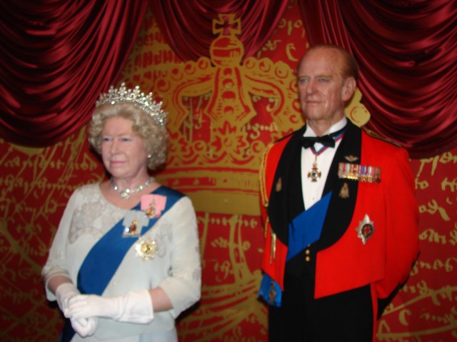 Elizabeth_II_Wax_Statue_in_Madame_Tussauds_London